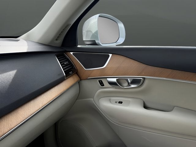 2022 Volvo XC90 Momentum