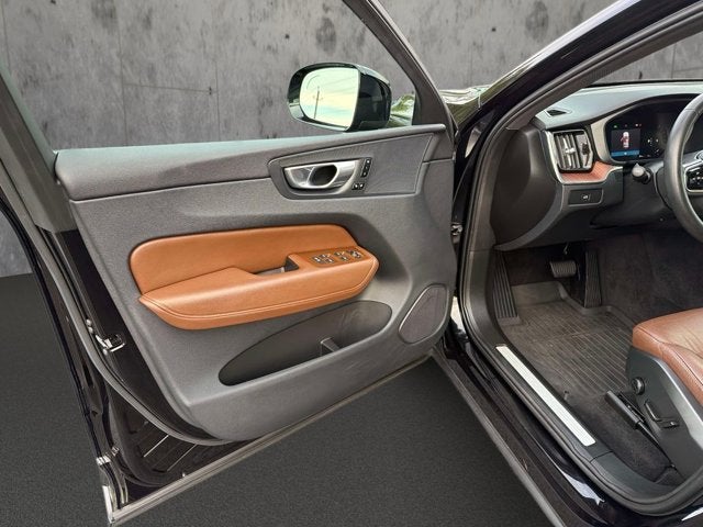 2024 Volvo XC60 Plus Dark Theme
